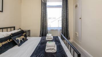 2 bedrooms, iron/ironing board, free WiFi, bed sheets