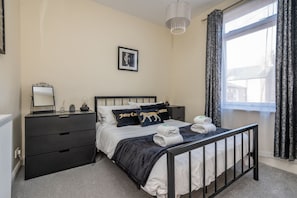 2 bedrooms, iron/ironing board, free WiFi, bed sheets