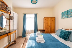 2 عدّة غرف نوم ومكواة/لوح كي وواي فاي مجانًا وملاءات أسرّة