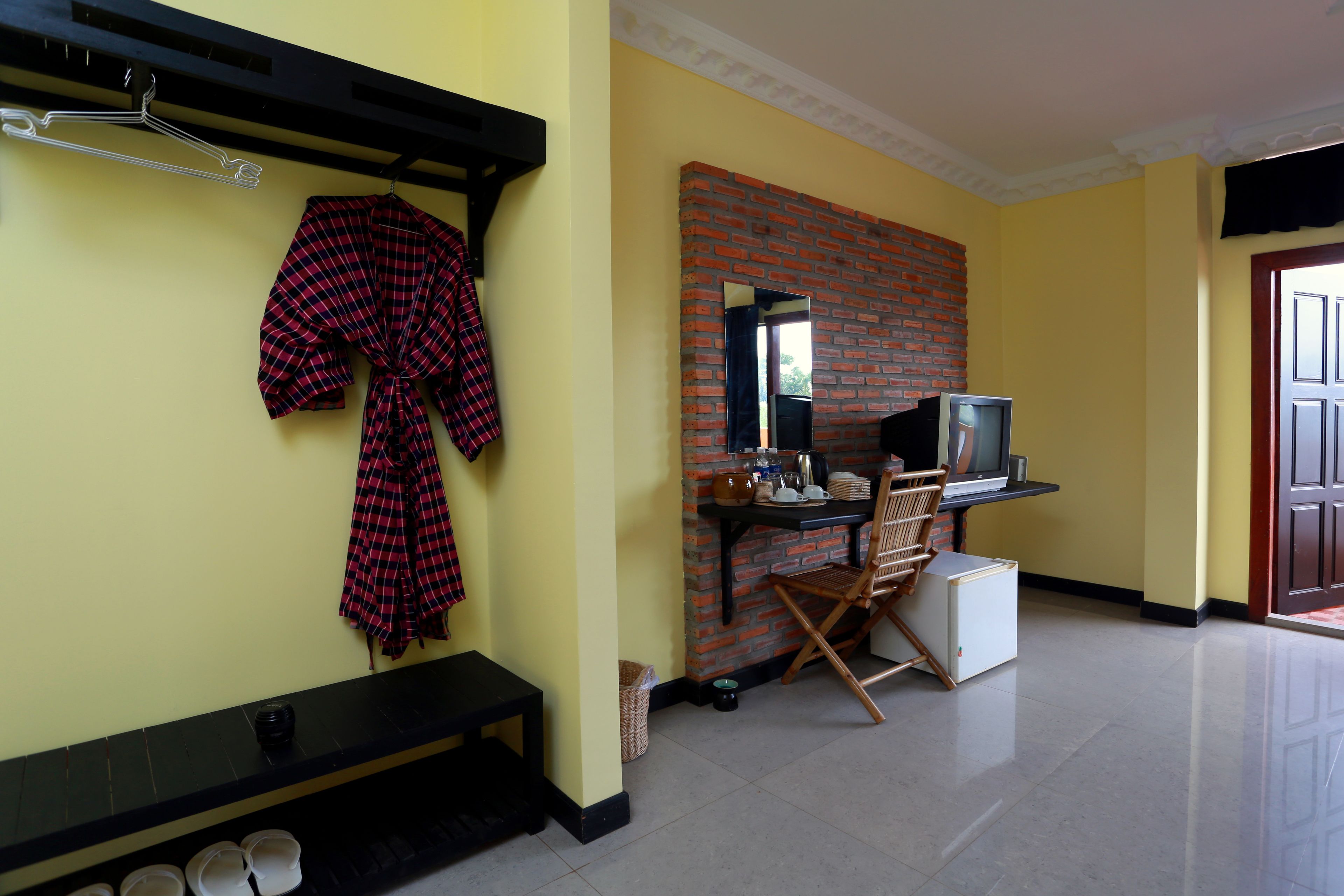 deluxe double room with balcony and pool view | room amenity