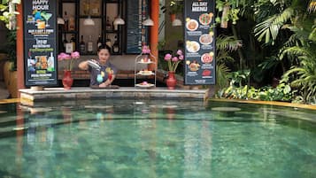 Bar en la piscina