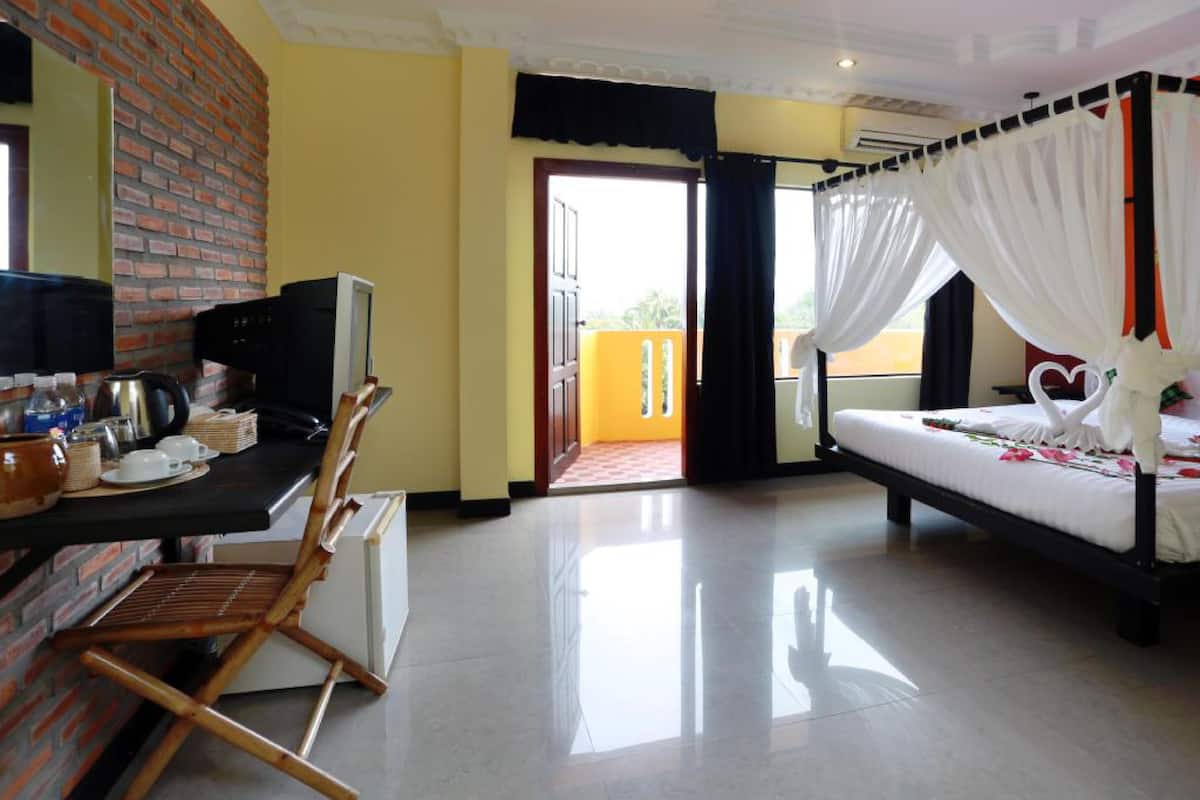 Deluxe Double Room, Balcony, Pool View | Bar mini, peti besi dalam bilik, dilengkapkan perabot secara berasingan