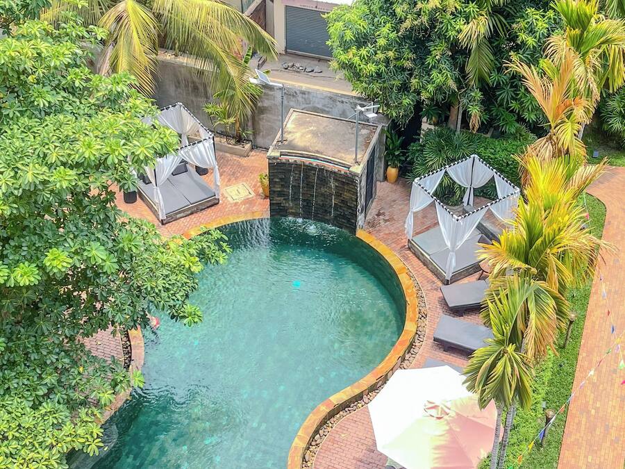 Una piscina al aire libre