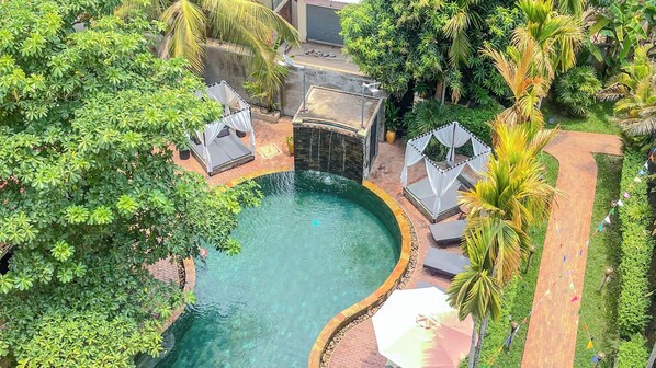 Una piscina al aire libre