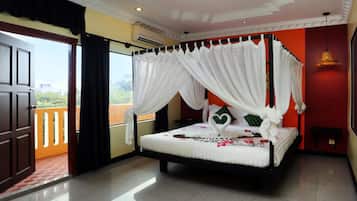 Phòng đôi Deluxe, ban công, quang cảnh hồ bơi | Minibar, két bảo mật tại phòng