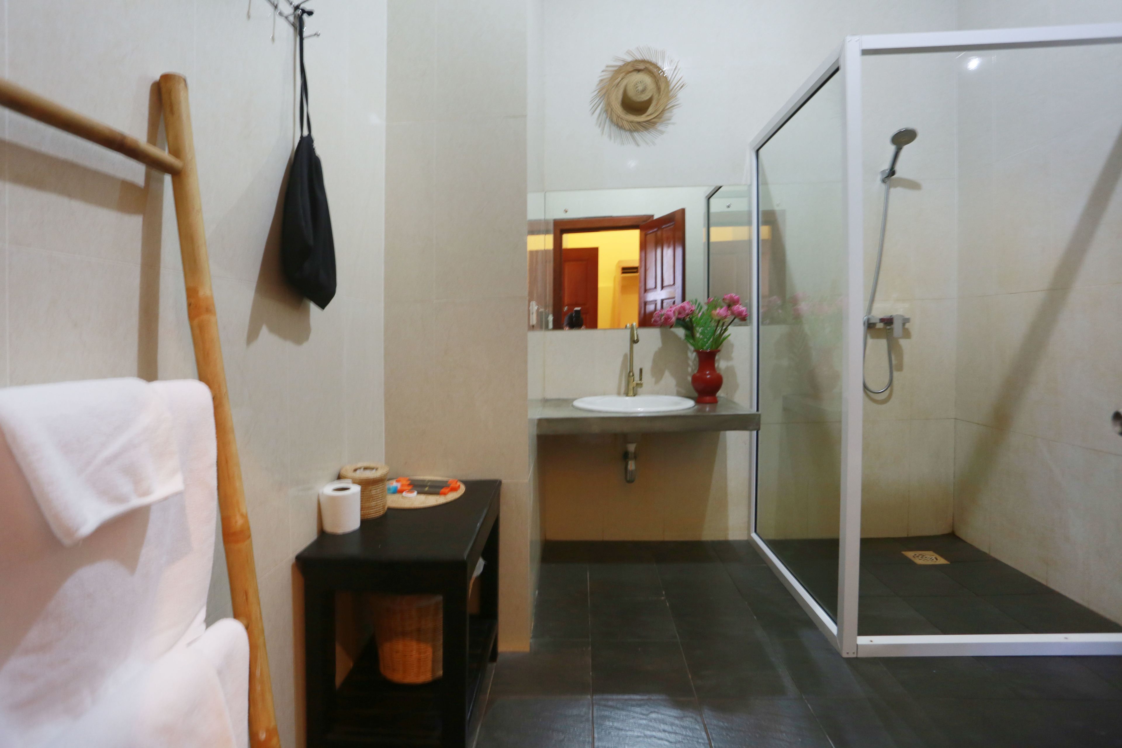 shower, hydromassage showerhead, free toiletries, hair dryer