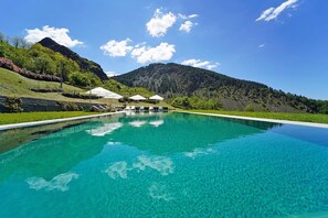 Piscine extérieure, chaises longues