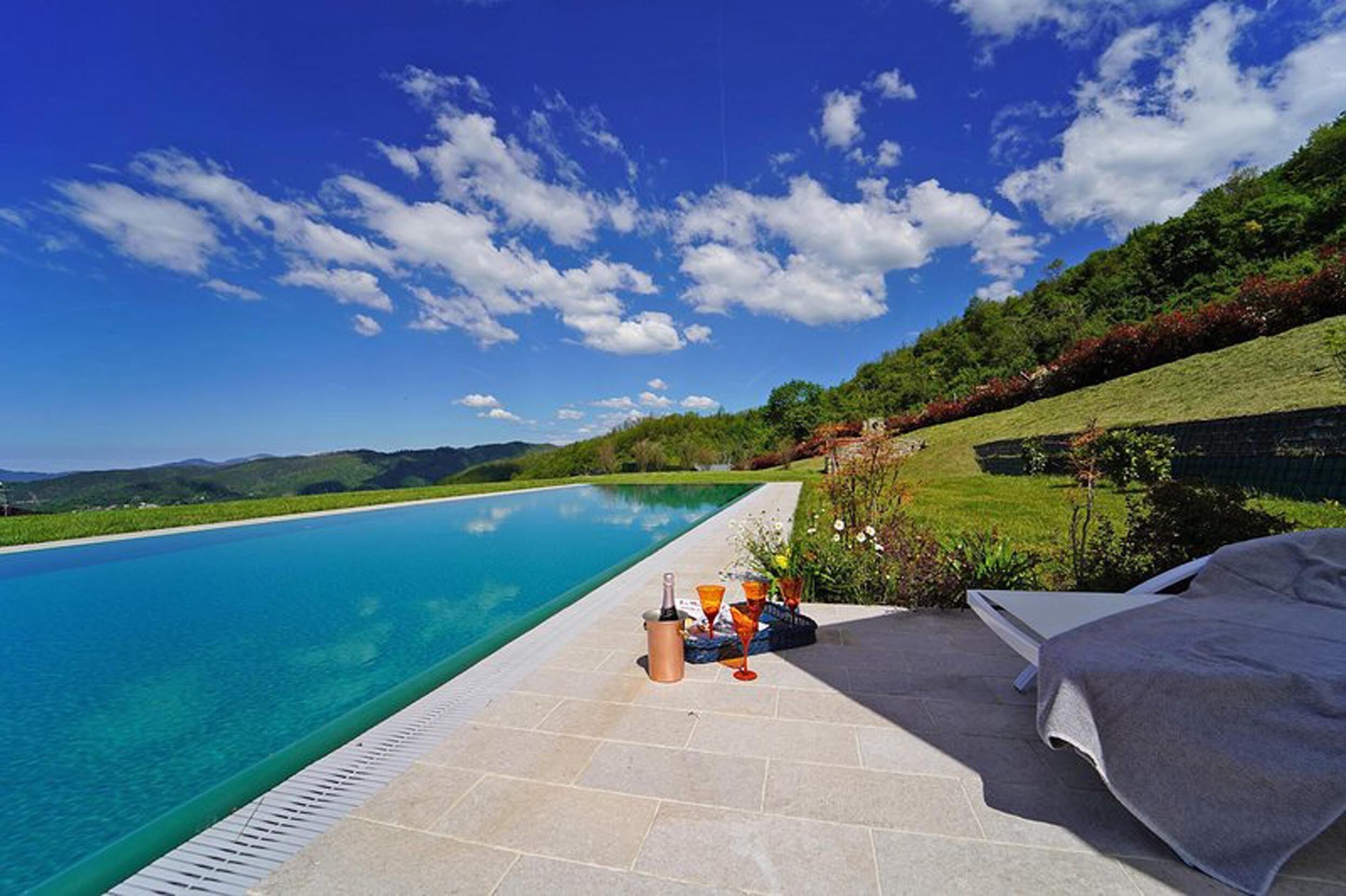 Alberca al aire libre y camastros 