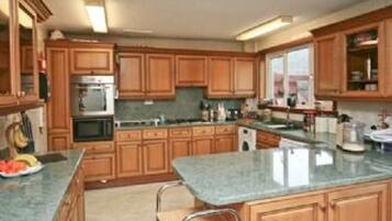 Kjøleskap, mikrobølgeovn, ovn og oppvaskmaskin