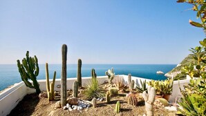 A cactus garden with a view of the sea. - VILLA LUCE - Five Bedroom Villa, Sleeps 10 (Praiano)