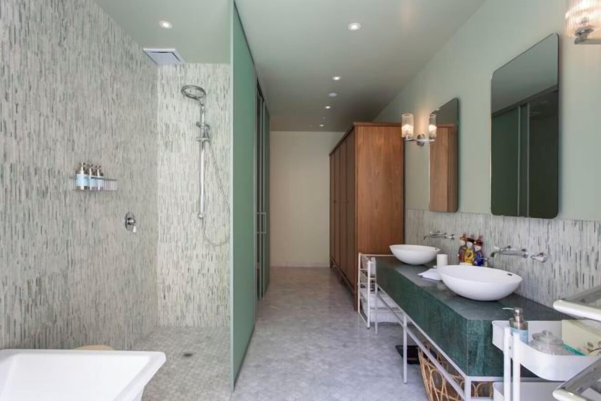 Bathroom | Separate tub and shower, free toiletries, hair dryer, bathrobes