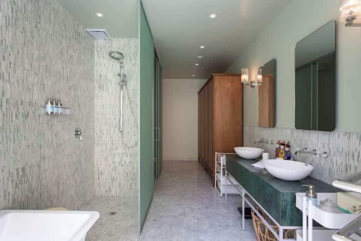 Bathroom | Separate tub and shower, free toiletries, hair dryer, bathrobes