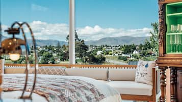 Deluxe Suite | Premium bedding, minibar, in-room safe, individually decorated