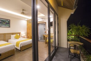 Kamar Double atau Twin Deluks, balkon, pemandangan kolam renang | Minibar, brankas, meja kerja, dan tirai kedap cahaya