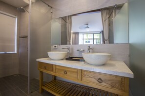Dusche, Regendusche, kostenlose Toilettenartikel, Haartrockner