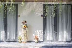 Kolam renang outdoor, dengan kursi berjemur