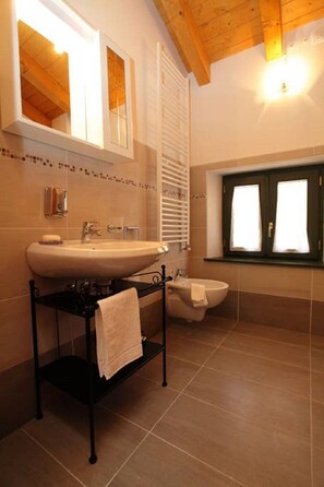 Haartrockner, Handtücher, Seife, Toilettenpapier