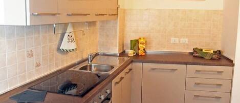 Frigorifero, forno, piano cottura, macchina per tè/caffè