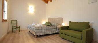 Casa Zoldan, Iris