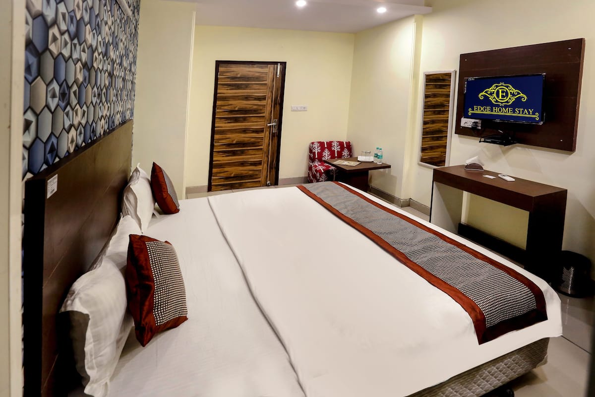 Deluxe Room | Cribs (surcharge), WiFi (free)