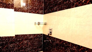 Deluxe Room | Bathroom | Shower, hydromassage showerhead, free toiletries, bidet - Edge Home Stay (New Delhi)