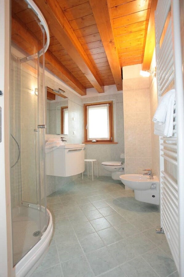 Haartrockner, Handtücher, Seife, Toilettenpapier