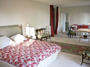 4 habitaciones, tabla de planchar con plancha, wifi y ropa de cama