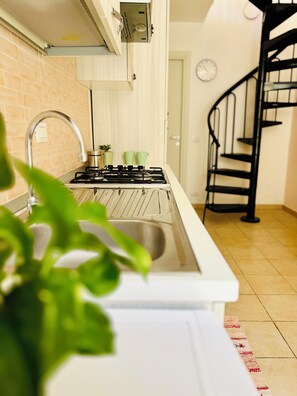 Frigorifero, forno, piano cottura, macchina per tè/caffè