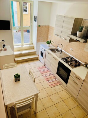 Frigorifero, forno, piano cottura, macchina per tè/caffè