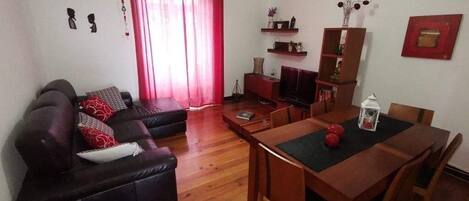 Télévision, livres, espaces bureaux