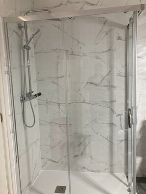 Ensemble baignoire-douche, séchoir à cheveux, bidet, serviettes fournies