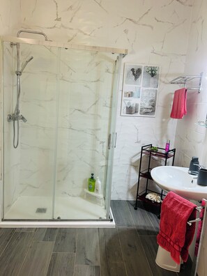 Ensemble douche/baignoire, sèche-cheveux, bidet, serviettes fournies
