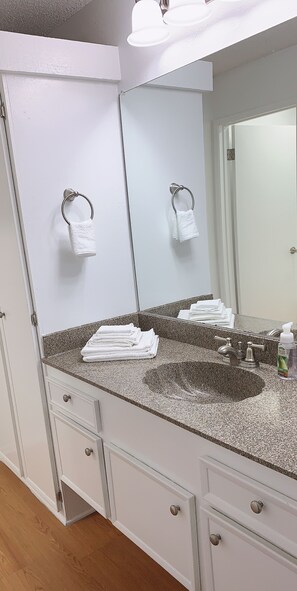 City Apartment, 1 Bedroom | Bathroom | Towels - Charming Mid-Century Stay near Disney (Fullerton)