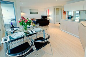 Dining - A modern apartment, fully equipped with everything for a comfortable stay (Portsmouth)
