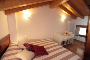 1 غرفة نوم ومكواة/لوح كي وواي فاي وملاءات أسرّة