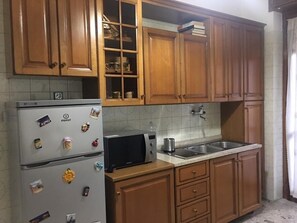 Kühlschrank, Mikrowelle, Kochgeschirr/Geschirr/Besteck