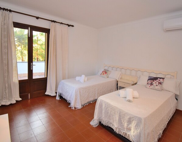 2 bedrooms, iron/ironing board, free WiFi, bed sheets