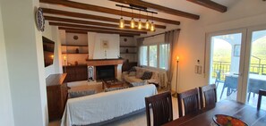 TV connectée, cheminée, baby-foot, médiathèque