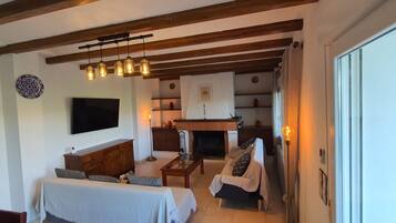 Smart TV, chimenea, futbolito y biblioteca musical