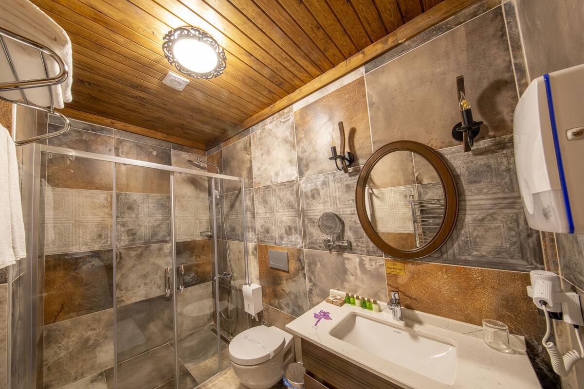 double room | bathroom | free toiletries, hair dryer, slippers, towels