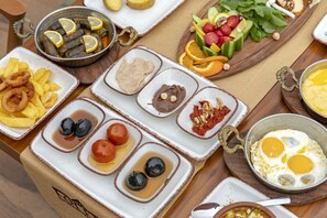 Desayuno completo gratuito y diario