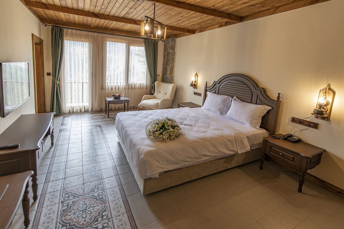 Double Room | 1 bedroom, in-room safe, laptop workspace, blackout drapes