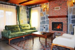 客房内保险箱、笔记本电脑工作区、遮光窗帘、熨斗/熨衣板