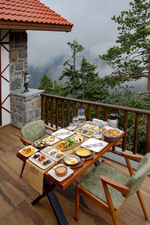 Free daily full breakfast . Foleya Mountain Resort