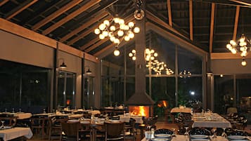 2 間餐廳;供應早餐、午餐、晚餐;多國菜
