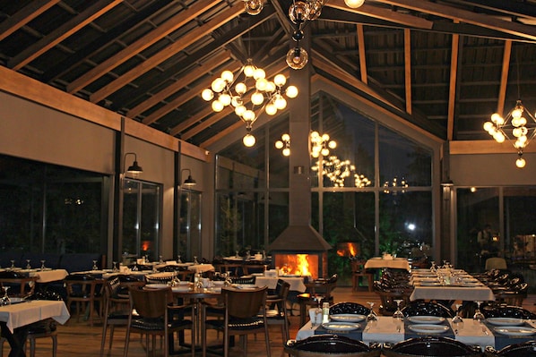 2 restaurants; breakfast, lunch and dinner served 