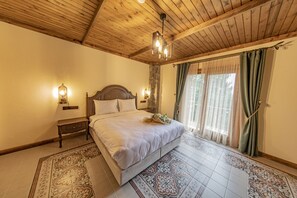 双人房 | 客房内保险箱、笔记本电脑工作区、遮光窗帘、熨斗/熨衣板