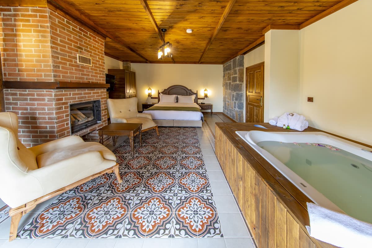 twin suite | 1 bedroom, in-room safe, laptop workspace, blackout curtains