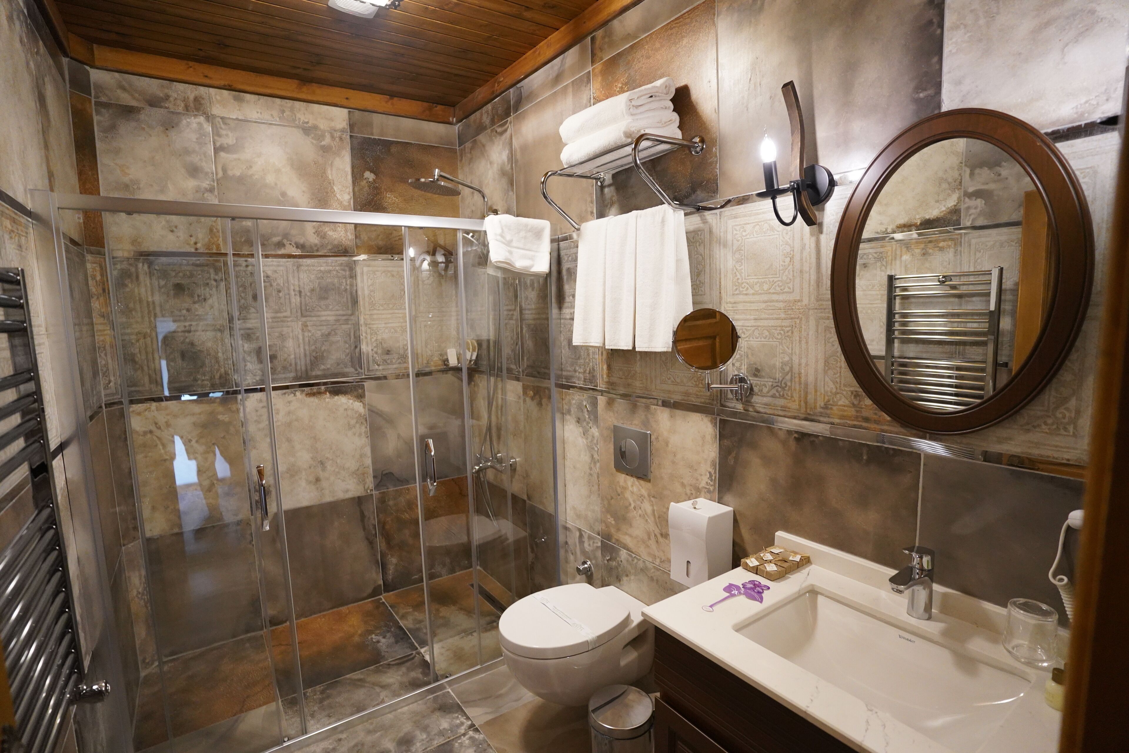 double suite | bathroom | free toiletries, hair dryer, slippers, towels