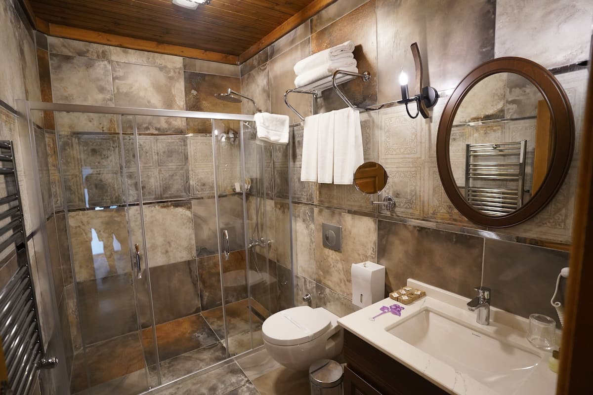 double suite | bathroom | free toiletries, hair dryer, slippers, towels